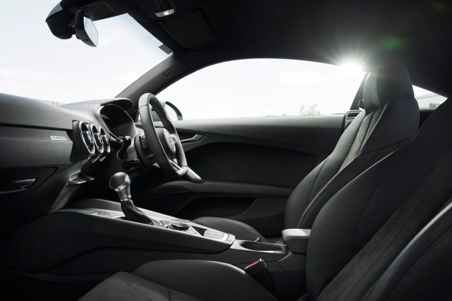 Интерьер Audi TT Coupe 2.0 TFSI Quattro (8S) 2015 года  (AU) (фото 8 из 20)